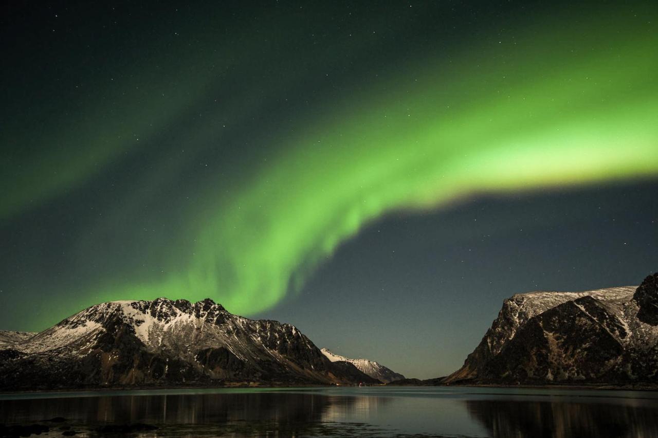 Anker Brygge Svolvær Exterior foto Aurora borealis over the lake