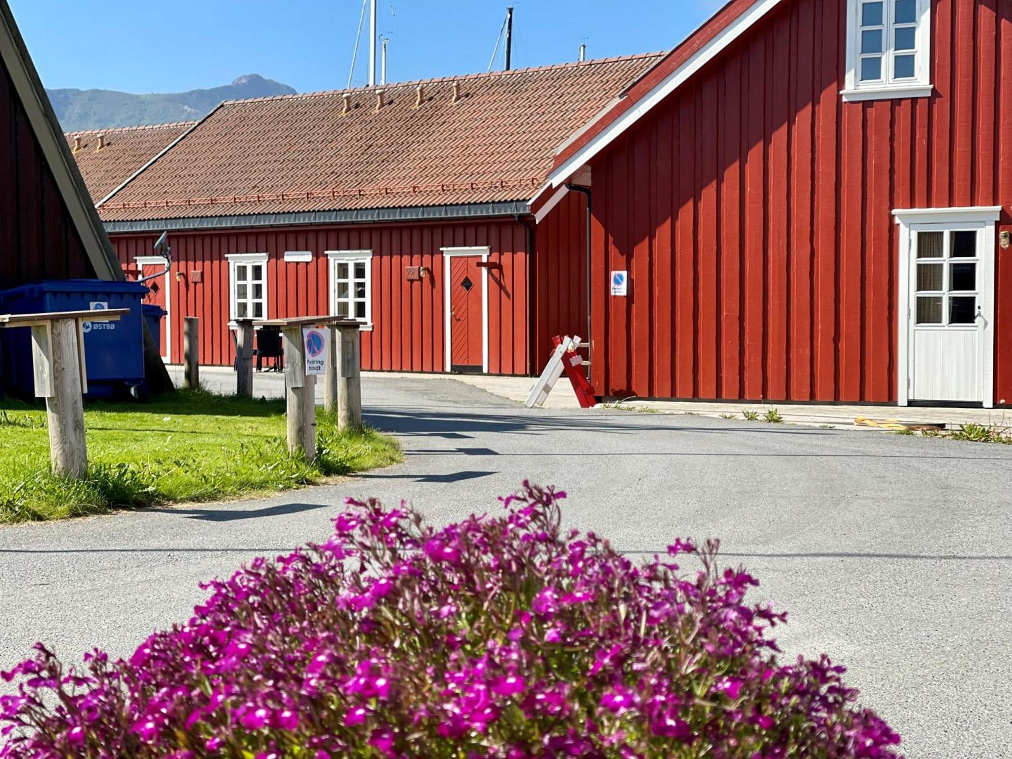 Anker Brygge Svolvær Exterior foto The old school house