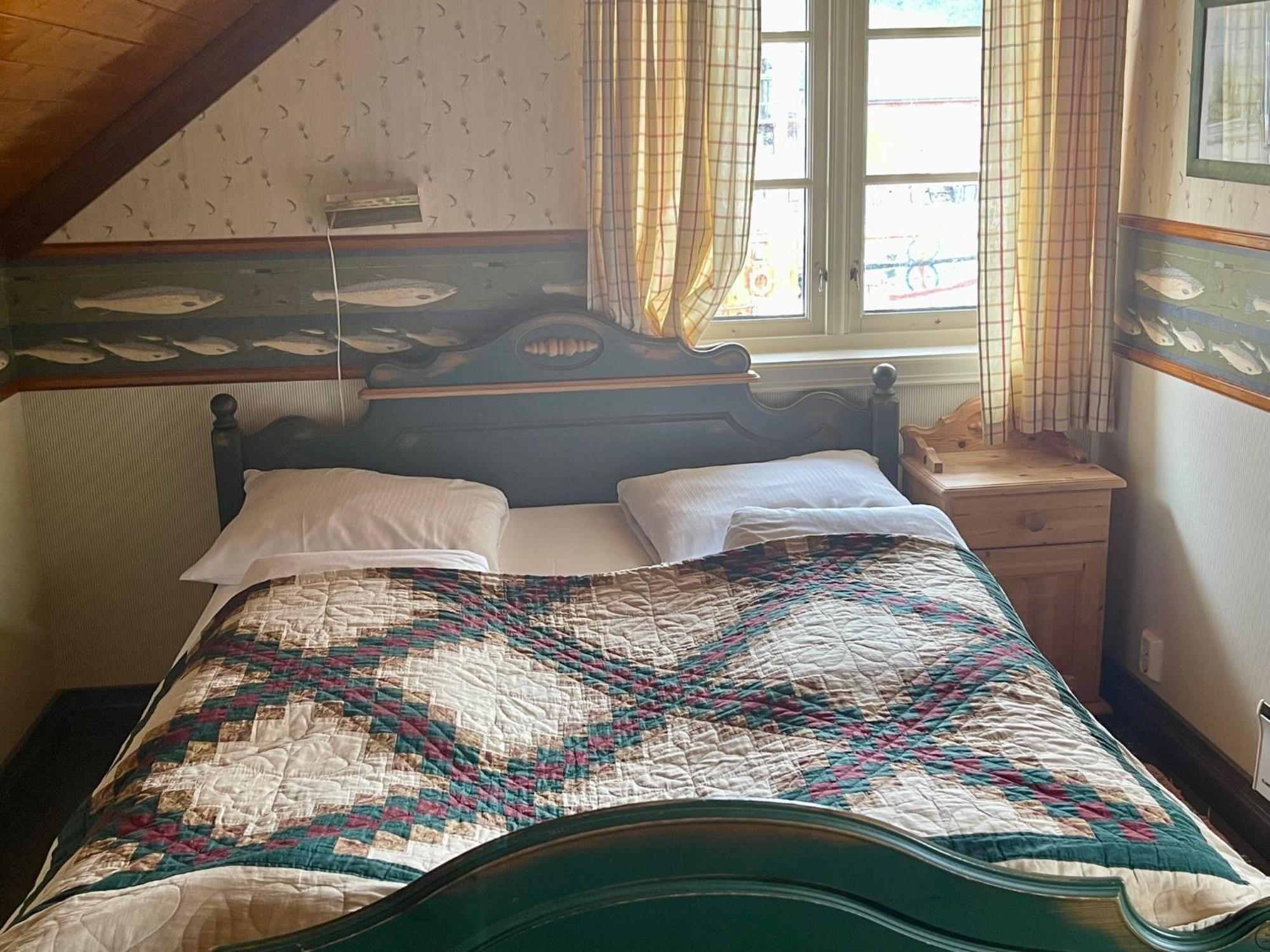 Anker Brygge Svolvær Exterior foto The bed in the room where the body of the murdered woman was found