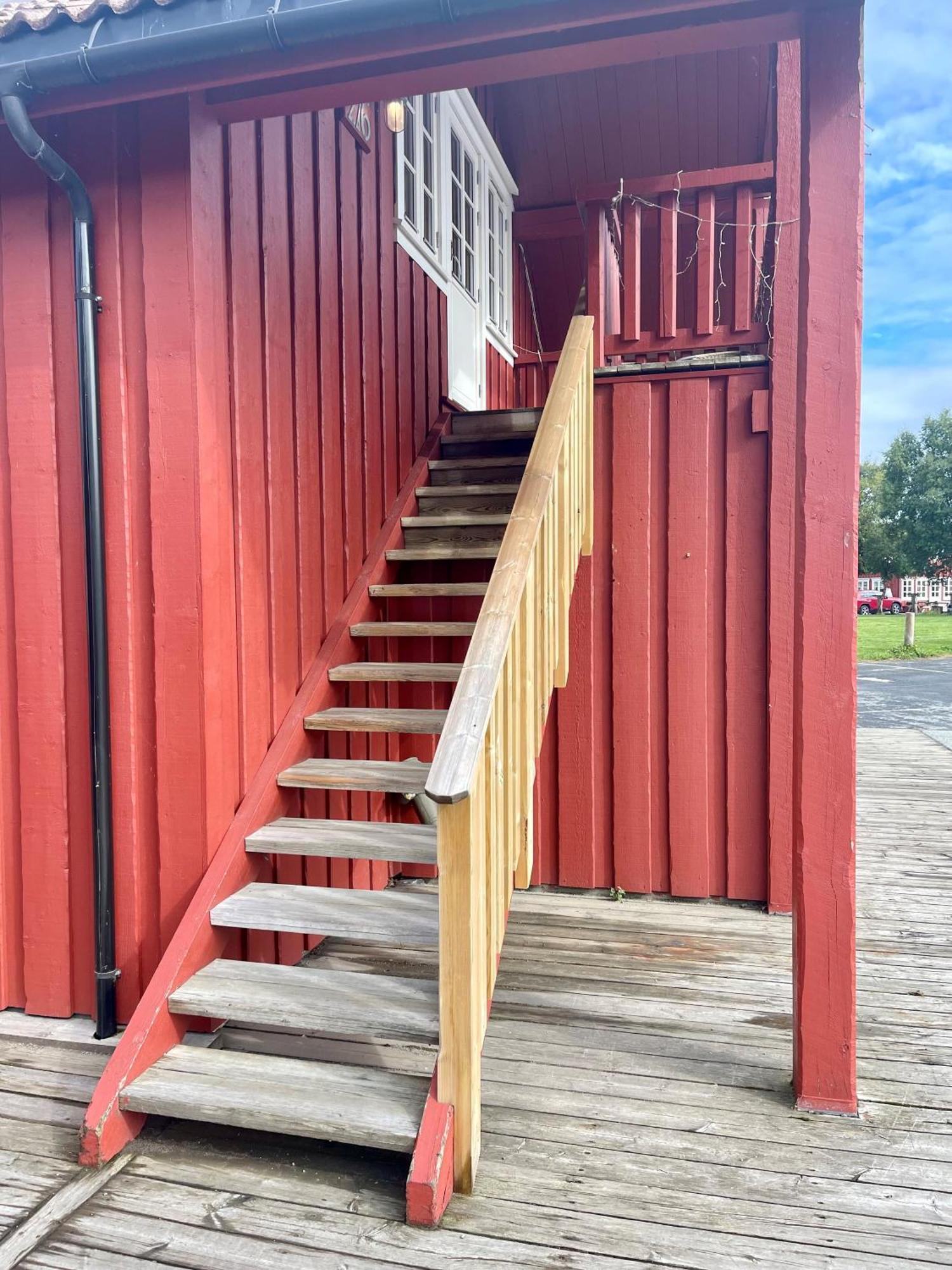Anker Brygge Svolvær Exterior foto Stairs on the side of the container