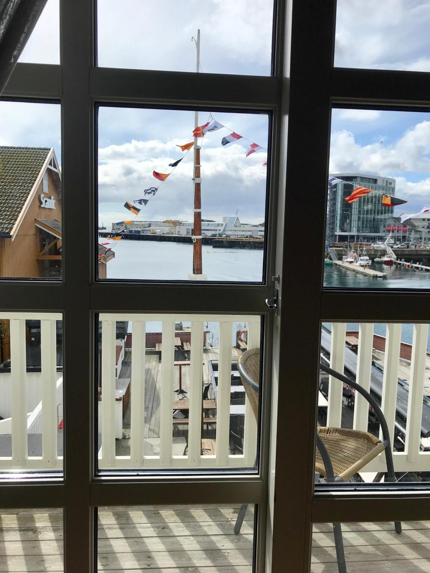 Anker Brygge Svolvær Exterior foto View of the marina from the apartment